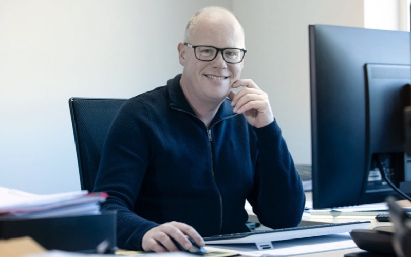 Collega Patrick omschrijft zijn functie als ‘het vullen van lege architect-tekeningen met een benodigde installatie en deze voorzien van passende calculaties’. Belangrijk én afwisselend werk, want geen enkel gebouw is hetzelfde. Stel je voor dat je dát werk voor een bedrijf mag doen dat bekendstaat om zijn familiaire sfeer? Precies de reden waarom Patrick al 15 jaar collega is. Deze vakman heeft zich letterlijk vanuit de kruipruimte omhooggewerkt naar zijn huidige functie. Of moeten we zeggen geleerd? Via de LTS, MTS en diverse avondcursussen heeft hij uiteindelijk de HIT afgerond. Hij grijpt elke kans om zich persoonlijk te ontwikkelen met beide handen aan. Die ruimte krijgt hij bij ons. Twee dagen per week werkt hij thuis, drie dagen is hij op kantoor. Patrick woont namelijk in Zuid-Limburg. Zijn thuiskantoor noemen we dan ook gekscherend “Heesmans afdeling Zuid”. Logisch dat hij dolgraag met zijn racefiets de heuvels in trekt en seizoenkaarthouder is van Roda JC. En leuk om te weten: Patrick staat bekend als de ‘Mona van Heesmans’; hij heeft altijd een luisterend oor voor zijn collega’s. Dat is goud waard.