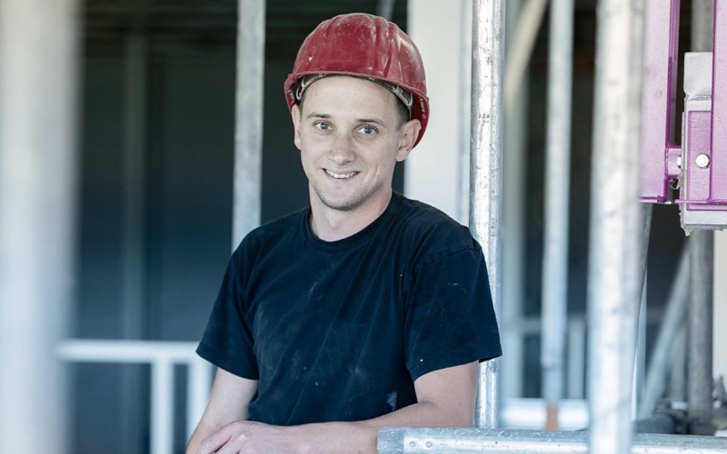 Heesmans is trots dat we voor veel collega’s de eerste werkgever zijn. En dat diezelfde collega’s graag bij ons blijven. Tim is daar een mooi voorbeeld van. 16 jaar geleden is hij meteen na zijn opleiding tot installateur gestart als hulpmonteur en inmiddels doorgegroeid tot voorman op de grotere projecten. Kwestie van ruimte pakken. Tim maakte deel uit van de Malta-ploeg (Heesmans de grens over). Daar verving hij de toenmalige voorman en pakte de spreekwoordelijke handschoen goed op. Dat kwam niet door het lekkere weer op het eiland, maar door zijn karakter en zijn wens om mensen aan te kunnen sturen. Hij geniet van de vrijheid die hij krijgt en ziet zich niet snel ergens anders werken. Hoeft ook niet, want wij zijn blij met Tim. Deze fulltime PSV-fan heeft het naar zijn zin met zijn collega’s en geniet eenmaal thuis van de tijd met zijn gezin.