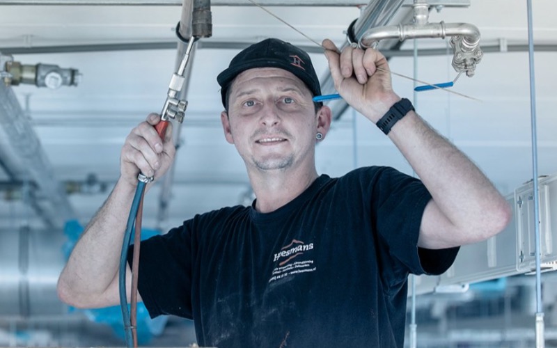 Bart is een van onze trouwe verwarmings- en koelmonteurs. Sinds hij in 2017 zijn STEK-diploma (keurmerk koeltechnische sector) heeft gehaald, is het installeren van warmtepompen en airco’s zijn specialiteit geworden. Waar hij vooral van geniet, is het inzetten van zijn inzicht en de fijne collega’s waar hij elke dag mee samenwerkt. Leuk voor ons en Bart is dat hij volgend jaar zijn 25-jarig jubileum viert. Bart is al sinds zijn 16e werkzaam voor Heesmans. En hoe! Volgens zijn collega’s is Bart ‘duidelijk’ en op een positieve manier aanwezig. In de afgelopen periode heeft hij op persoonlijk vlak het nodige meegemaakt. Als team en werkgever hebben we samen gekeken hoe we hem het beste konden steunen. We zijn er trots op dat we daar samen uitkwamen - want zo hoort het ook. 