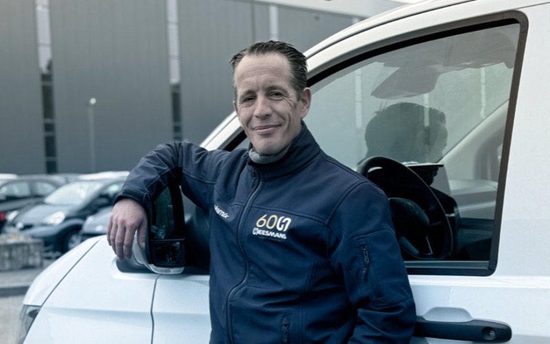 Als je op je zestiende binnenkomt voor je stage en 23 jaar later nog steeds bij hetzelfde bedrijf werkt, dan weet je dat het goed zit. Zo ging het bij Marnix. Hij begon als leerling, werkte jarenlang als loodgieter en groeide door tot servicemonteur. Sinds een klein jaar mag hij die titel officieel dragen, maar eigenlijk voelt het al veel langer zo.

Wat hem drijft? Het contact met klanten en gewoon lekker bezig zijn. &ldquo;Het voelt hier een beetje als mijn tweede huwelijk,&rdquo; zegt hij met een glimlach. En dat merk je ook: zijn hart ligt &eacute;cht bij Heesmans. Voor hem is het meer dan werk &ndash; het is een familiebedrijf waar je geen nummer bent en waar collega&rsquo;s betrokken zijn bij wie je bent, ook buiten de werkvloer.

Zijn collega&rsquo;s zien hem als gedreven en loyaal, iemand die n&eacute;t even anders denkt. Buiten werktijd zoekt hij de gezelligheid op: dagjes weg, een rondje door de stad en soms een avond gamen om te ontspannen.

Marnix en Heesmans: al ruim twee decennia een sterke match &ndash; en voorlopig is hij niet van plan om te &ldquo;scheiden&rdquo;.