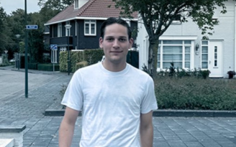 Sjoerd combineert zijn opleiding met werken bij Heesmans. Anderhalf jaar geleden begon hij als BBL&rsquo;er, nieuwsgierig naar het vak en met een gezonde dosis werklust. Inmiddels is hij helemaal op zijn plek.

&ldquo;Wat ik zo mooi vind aan dit werk,&rdquo; vertelt hij, &ldquo;is dat je &eacute;cht iets maakt. Van begin tot eind. En dat doe je samen.&rdquo; Die samenwerking is voor hem het hart van Heesmans. &ldquo;De sfeer is goed, iedereen helpt elkaar en er is altijd ruimte voor een grapje. Je voelt dat het hier om mensen draait.&rdquo;

Dat merkt hij niet alleen op de werkvloer, maar ook daarbuiten. De reis naar Zweden ter ere van het 60-jarig jubileum maakte indruk. &ldquo;Dat was echt bijzonder. Je ziet dan hoe hecht het team is &ndash; dat gevoel neem je mee terug naar je werk.&rdquo;

Sjoerd is een aanpakker pur sang. Vroeg beginnen, lekker bezig zijn en pas stoppen als het af is. Stilzitten is niets voor hem. En in zijn vrije tijd? Dan sleutelt hij net zo enthousiast aan scooters en motoren.

Een jonge vakman met plezier in zijn werk &ndash; en iemand die elke dag een stukje beter wil worden.