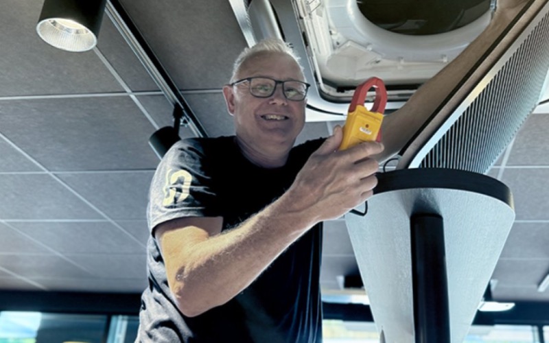 Met 37 jaar ervaring in de koeltechniek weet Pieter van Bommel wel raad met complexe systemen. Sinds vier jaar zorgt hij er bij Heesmans voor dat alles netjes wordt ingeregeld en gaat draaien zoals het hoort. Vooral bij inbedrijfstellingen komt hij helemaal tot zijn recht: &ldquo;Dat is het mooiste moment &ndash; wanneer alles wat je hebt gebouwd tot leven komt.&rdquo; Ook storingen zijn voor hem geen last, maar een uitdaging.

Zijn favoriete werkplek? Bavaria in Lieshout. Niet alleen omdat het lekker dichtbij is, maar ook omdat hij er half het dorp tegenkomt.

Over Heesmans is Pieter kort maar krachtig: &ldquo;Kei leuk. Mooie projecten. Iedereen is gelijk. Mensen mensen.&rdquo; En dat merk je ook: collega&rsquo;s waarderen hem om zijn vakmanschap, zijn geintjes &ndash; en ja, soms ook om een klein beetje gemopper.

Daarnaast heeft hij al prachtige herinneringen gemaakt dankzij Heesmans. Zo ging hij met collega&rsquo;s een weekend naar Brugge voor een fabrieksbezoek en vierde hij samen met het hele team het 60-jarig bestaan in Zweden. Voor Pieter zijn dat onvergetelijke momenten die precies laten zien wat voor fijne werkgever Heesmans is &ndash; betrokken, dankbaar en samen genieten.

Buiten werktijd is Pieter minstens zo actief. Met zijn vrouw &ndash; al 35 jaar zijn grote liefde &ndash; trekt hij er graag met de camper op uit, het liefst richting Kroati&euml;. En soms staat diezelfde camper gewoon op ons eigen parkeerterrein, zodat hij na een feestje meteen zijn bed in kan rollen 😄. Thuis staan vier kleindochters te trappelen om opa en oma te zien, en ook met vrienden is het regelmatig tijd voor gezelligheid.

Kortom: Pieter weet wel hoe je van het leven geniet &ndash; op het werk &eacute;n daarbuiten.