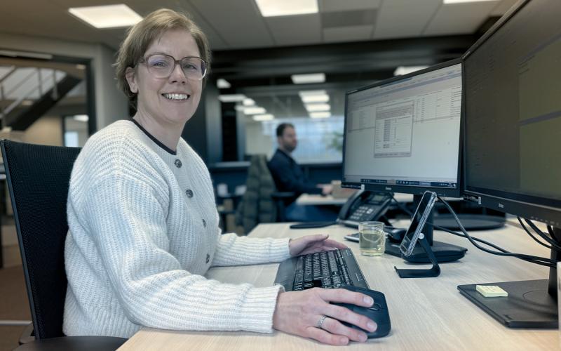 Bij Ingrid staat het servicekompas altijd goed afgesteld. Al bijna drie jaar zorgt ze op onze serviceafdeling dat onderhoudscontracten niet alleen netjes worden opgesteld, maar ook actueel blijven. Ze houdt het overzicht en ondersteunt de serviceafdeling precies daar waar het nodig is, altijd met dezelfde rustige en vriendelijke aanpak.

Maar Ingrid doet meer dan service. Ze draagt ook een flinke steen bij aan onze kwaliteit. Dankzij haar blijven we voldoen aan de juiste CO-wetgeving &mdash; en als onze monteurs ergens vastlopen in de wirwar van regels, weten ze precies wie ze moeten bellen. Ingrid duikt er met plezier in. Regelgeving saai? Niet voor haar. Ze vindt het interessant, belangrijk en vooral: het moet goed zijn.

Wat Ingrid het meest waardeert in haar werk, is dat geen dag hetzelfde is. Het ene moment zit ze in de contracten, het volgende moment duikt ze een nieuw stukje regelgeving in of helpt ze een collega op weg. Die vrijheid om haar werk op haar eigen manier te organiseren, gecombineerd met een club collega&rsquo;s die prettig, informeel en gewoon heel menselijk zijn, dat maakt werken bij Heesmans voor haar iets wat echt bij haar past.

En hoe haar collega&rsquo;s haar zouden omschrijven? Ingrid gokt: rustig, maakt zich niet snel druk&hellip; en misschien licht streng, omdat ze nog wel eens vriendelijk vraagt om ander taalgebruik. Altijd met een glimlach 😀. Oke, meestal 😉.

Na werktijd verschuift haar focus moeiteloos naar de zijlijn van het voetbalveld, waar haar dochters de mooiste wedstrijden spelen. Ze trekt er graag op uit voor vakanties of dagjes weg, spreekt af met vrienden&hellip; maar kan minstens zo genieten van een rustige dag thuis. Dat evenwicht past haar precies.

Kortom: Ingrid is precies zo&rsquo;n collega die Heesmans Heesmans maakt. Betrokken, betrouwbaar en gewoon heel fijn om erbij te hebben.