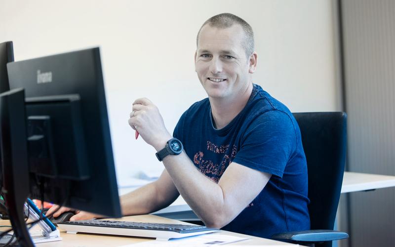 Peter is een van onze werkvoorbereiders, maar zoals gebruikelijk bij Heesmans pakt hij ook werkzaamheden op die &lsquo;functie-overstijgend &rsquo; zijn. Al blijft zijn leukste en belangrijkste uitdaging het leggen van de installatielegpuzzel. Daar krijgt en pakt hij alle ruimte voor. Directe collega&rsquo;s noemen hem respectvol de &lsquo;papa&rsquo; van de afdeling. Voor een echte gezinsman is dat een eretitel. Leeftijdsverschil is altijd goed voor een knipoog. Volgens diezelfde collega&rsquo;s is papa meedenkend, sociaal, samenwerkend en begrip tonend. Net als Heesmans eigenlijk. Overigens komt Peter uit een totaal andere tak van sport, namelijk de fijnmechanische techniek. Dat is nou het fijne van Heesmans; heb je een passende achtergrond en pas je als mens goed in het team, dan leren wij je de rest wel. Afsluitend &eacute;&eacute;n minpuntje; voor een racefietsfanaat is het wel een beetje zuur om op loopafstand van je werk te wonen. 
