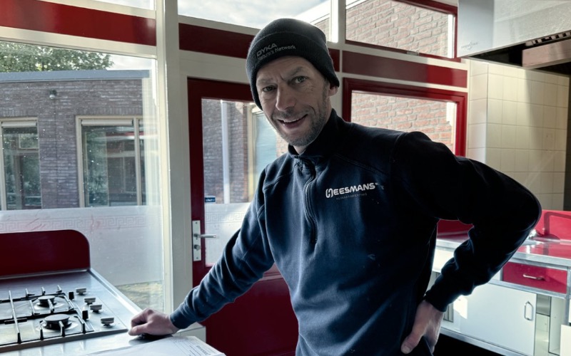 Cyril versterkt het team van Heesmans als 1e monteur. Op grote utiliteitsprojecten vervult hij de rol van hoofdmonteur. Hij stuurt collega&rsquo;s aan op locatie, bewaakt de planning en zorgt dat alles technisch klopt. Overzicht houden, vooruitdenken en samen resultaat neerzetten, daar ligt zijn kracht. Bij kleinere projecten werkt hij vaak samen met een BBL-monteur in opleiding. Voor Cyril is dat geen bijzaak, maar onderdeel van het vak. Kennis deel je. Door samen te werken, uit te leggen en iemand stap voor stap mee te nemen in het werk. De meeste energie haalt hij uit grotere projecten waar veel eigen mensen bij betrokken zijn. Korte lijnen, duidelijke afspraken en met elkaar bouwen aan iets waar je trots op kunt zijn. Wat hem opviel vanaf het begin? De sfeer. Hij werd direct opgenomen in het team. Geen afstand, geen hi&euml;rarchie die voelbaar is. &ldquo;Iedereen werkt even hard en niemand voelt zich ergens te goed voor.&rdquo; Dat vertrouwen bleek ook toen hij, terwijl hij nog maar net in dienst was, al mee mocht naar Zweden voor het 60-jarig jubileum van Heesmans. Een ervaring die niet alleen bijzonder was, maar ook liet zien hoe belangrijk het teamgevoel hier is. Collega&rsquo;s omschrijven hem als direct, correct en betrouwbaar. Je weet wat je aan hem hebt. En als enige Limburger buiten is hij een dankbaar mikpunt voor wat plagerijen, precies zoals dat in een hecht team hoort. Buiten het werk zoekt hij de rust op. Vissen geeft hem ontspanning en focus. En samen met zijn vrouw geniet hij graag van een saunabezoek. Even opladen, zodat hij er daarna weer vol voor kan gaan. Als hij Heesmans in een paar woorden moet samenvatten, denkt hij aan vooruitgang en verduurzaming. Dat zie je terug in het vernieuwen van kantoor en magazijn, het investeren in moderne middelen en het uitbreiden van het elektrische wagenpark. Ontwikkelingen in de markt worden hier actief gevolgd en omgezet in actie. Hier wordt niet afgewacht, hier wordt vooruitgekeken. Voor Cyril is het helder: bij Heesmans werk je niet alleen aan techniek, maar ook aan elkaar.