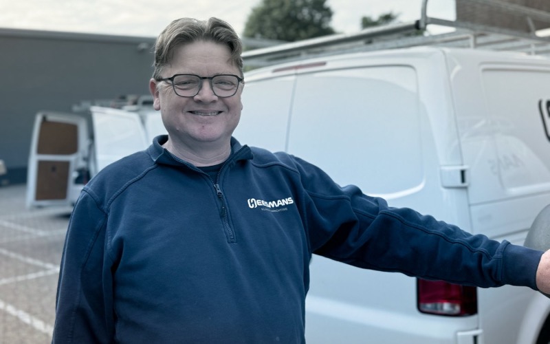 Perry werkt als voorman bij grote projecten van Heesmans. Een rol waarin overzicht, duidelijkheid en verantwoordelijkheid samenkomen. Hij zorgt ervoor dat het werk op de bouw volgens planning en afspraak verloopt, houdt de kwaliteit scherp in de gaten en is namens Heesmans het eerste aanspreekpunt voor de opdrachtgever.

Sinds een jaar is Perry officieel in dienst, maar zijn band met Heesmans gaat al veel langer terug. Hij werkte ruim zeven jaar als zelfstandige voor het bedrijf. Heesmans kende hij dus al goed: de mensen, de manier van werken en de sfeer op de bouw.

Wat Perry belangrijk vindt in zijn werk, is dat afspraken worden nagekomen. Hij is tevreden wanneer alles loopt zoals het vooraf is besproken. Duidelijk, eerlijk en met oog voor het gezamenlijke resultaat. Collega&rsquo;s zullen hem misschien soms als streng omschrijven, denkt hij zelf. Maar altijd eerlijk. Zijn vaste uitspraak past daar mooi bij: &ldquo;Zonder wrijving geen glans.&rdquo;

Voor Perry voelt Heesmans als een echt familiebedrijf. Betrokken mensen, korte lijnen en collega&rsquo;s die voor elkaar klaarstaan. Die gemoedelijke sfeer maakt dat hij zich hier op zijn plek voelt.

In zijn vrije tijd kijkt Perry graag voetbal. Het liefst natuurlijk in het mooiste stadion van Nederland (even voor de duidelijkheid, dit zijn Perry's woorden 😉) de Johan Cruijff Arena, waar hij zijn club Ajax aanmoedigt. Daarnaast brengt hij graag tijd door met zijn familie, vooral met zijn twee dochters die allebei inmiddels uit huis zijn.