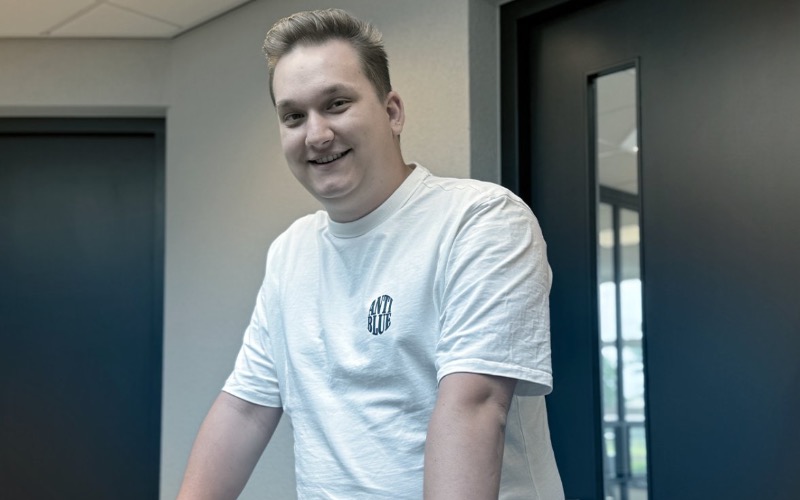 Dirk hoort inmiddels echt bij Heesmans. Sinds 2017 is hij onderdeel van het team. Hij begon direct na zijn middelbare school in de montage en maakte later de stap naar binnen, richting werkvoorbereiding. Die combinatie maakt hem waardevol: Dirk weet niet alleen hoe iets op tekening moet kloppen, maar ook hoe het buiten op de bouw werkt.
In zijn werk houdt hij van duidelijkheid. Tekenen, engineeren, bestellingen regelen en zorgen dat alles goed voorbereid is. Geen onnodige omwegen, gewoon zorgen dat het klopt. Het mooiste moment? Wanneer een idee dat hij zelf heeft uitgewerkt op de bouw precies zo terugkomt als hij het vooraf bedacht had. Wat Dirk typeert, is zijn nuchtere manier van werken en zijn betrokkenheid bij het team. Hij voelt zich thuis bij Heesmans, juist door de open sfeer, de vrijheid en de flexibiliteit die van twee kanten komt. Collega&rsquo;s spelen daarin een grote rol. Buiten werktijd houdt Dirk van auto's, barbecue&euml;n en gamen. De afgelopen jaren zat veel van zijn vrije tijd in de verbouwing van zijn eigen huis. Ook daar zal hij vast eerst goed hebben gekeken hoe het praktisch uit te voeren was. Werkvoorbereiding stopt bij een werkvoorbereider niet bij de voordeur.
