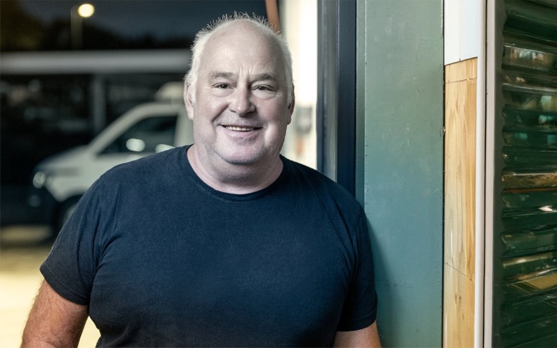 Hoe lang Rob al bij Heesmans werkt? &ldquo;Veel te lang&rdquo;, zegt hij zelf met een harde lach. Om daar vervolgens doodleuk 43 jaar achteraan te zeggen. Dan mogen we inmiddels wel stellen dat Rob weet hoe het hier werkt. Als loodgieter houdt hij zich bezig met het aanleggen van water-, gas- en rioolleidingen en het aansluiten van sanitair. Maar vraag waar hij tijdens een werkdag het meest van geniet dan is het antwoord is duidelijk: Pluvia-installaties en lunchen! 😉 In 43 jaar heeft Rob Heesmans natuurlijk flink zien veranderen. Het bedrijf is vernieuwd, er staat een nieuwe generatie klaar en dat is goed: &ldquo;De jeugd heeft de toekomst.&rdquo; Al moet hij na al die jaren soms nog wel even zijn weg zien te vinden in het vernieuwde pand. &ldquo;We hebben het magazijn helemaal vernieuwd. Het is een mooie ontwikkeling maar na 43 jaar is dat wel even zoeken 😅&rdquo; Heesmans is voor Rob altijd een tweede thuis geweest. Nu hij de 60 is gepasseerd, verschuiven de prioriteiten langzaam een beetje. Buiten werktijd bijvoorbeeld richting het water. Het liefst vaart hij samen met zijn vrouw in zijn nieuwe Four Winns met 5,7-liter V8 !! Volgens Rob omschrijven zijn collega's hem als &ldquo;een bourgondi&euml;r die als een vakman een pijpje buigt en sanitair tegen de muur hangt.&rdquo; Ok&eacute;, dat &lsquo;als een vakman&rsquo; hebben wij zelf toegevoegd omdat we weten dat Rob een vakman is en we leveren bij Heesmans natuurlijk goed werk! Na 43 jaar zijn er genoeg verhalen van de werkvloer te vertellen. Alleen gaan we daar volgens Rob maar beter niet aan beginnen: dan zijn we volgende week nog aan het typen 😂.
