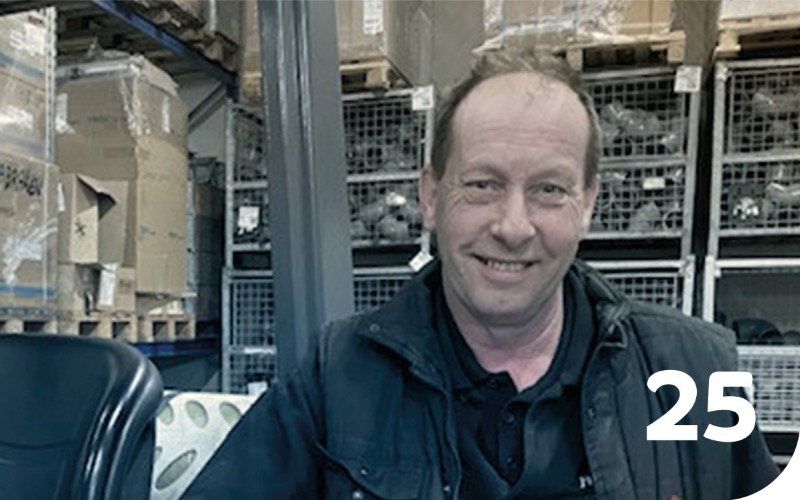 Vandaag vieren wij het 25-jarig jubileum van onze mag-a-zijn-man Jos van Leuken. Iedere ochtend is hij er als eerste en gaat in de avond als laatste naar huis. Jos, je bent onze vaste factor! Wij kijken uit naar nog vele mooie jaren samen!
Gefeliciteerd! HIJ MAG-ER-ZIJN!