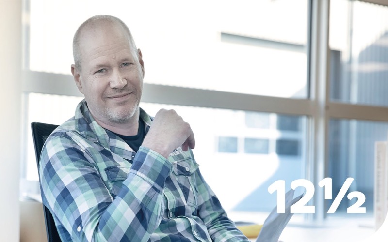 Patrick kwam bij Heesmans werken om ‘alles rondom airconditioning’ te doen. Doet ie nog steeds! Je vindt hem voornamelijk op kantoor, waar hij offertes maakt, plannen uitwerkt, bestellingen plaatst en zijn collega’s verder helpt. Pas als een project het kantoor verlaat, laat hij het (een beetje) los. Patrick is zó bescheiden dat hij zelf zijn sterkste punt echt niet kan benoemen. Gelukkig kunnen wij dat wel daarom zijn we zo blij dat hij 12,5 werkzaam is bij Heesmans. Gefeliciteerd Patrick!