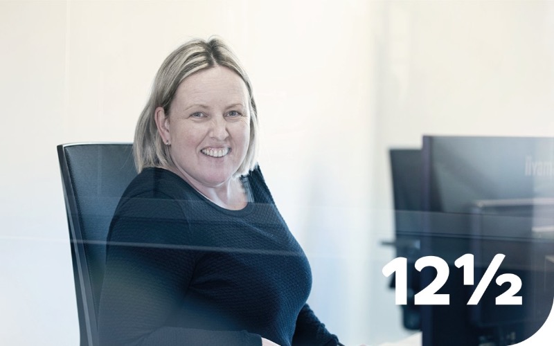 Tessy is 12,5 jaar in dienst bij Heesmans! Na een jaartje MEAO is ze in 1997 als ‘manusje van alles’ gestart. Maar dan ook letterlijk alles; receptiewerkzaamheden, facturen maken, bonnen uittellen, magazijnen opruimen, uren inboeken. Afijn, alles dus. Totdat ze bij Heesmans de liefde van haar leven vond en vertrok. Samen! Gelukkig vond Tessy de weg terug naar Heesmans. Eerst bij de administratie en sinds 2016 als manager van onze serviceafdeling! Zo zie je maar; van ‘manusje van alles’ naar een eigen afdeling.