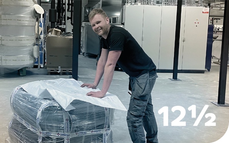 Vandaag mogen we collega Marc Hurkmans feliciteren met zijn 12,5 jarig jubileum. Marc is in 2010 gestart bij Heesmans Installatie Techniek als CV-Monteur. Tijdens zijn loopbaan heeft hij stevig gewerkt aan zijn eigen ontwikkeling. Zo heeft hij inmiddels ook het diploma eerste monteur Werktuigkundige installaties op zak.
Kortom, een utiliteitsman in hart en nieren (die bovendien een zeer kundig lasser is en zijn hand niet omdraait voor loodgieterswerk). Hoe belangrijk hij is voor ons heeft hij bijvoorbeeld ook bewezen tijdens een project in Malta waar hij 1,5 jaar aan heeft gewerkt. Het enige minpuntje dat wij kunnen ontdekken is dat hij fan is van een niet-Brabantse voetbalclub uit de Randstad wiens naam begint met een A. (En het is niet AZ.)
