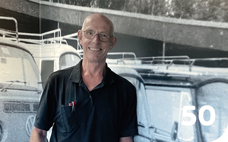 50 jaar betrokken zijn en goed werk leveren voor dezelfde werkgever is een bewonderenswaardige prestatie. Joop: “Eigenlijk ben ik te fanatiek. Ik voel het aan mijn lijf, daarom kijk ik ook wel een beetje uit naar mijn pensioen volgend jaar. De drive is er altijd nog, maar mijn lichaam trapt steeds vaker op de rem. Als ik terugkijk merk ik hoe snel de jaren voorbij zijn gevlogen. Dat is positief, dat betekent dat ik het altijd heel fijn heb gehad bij Heesmans.”