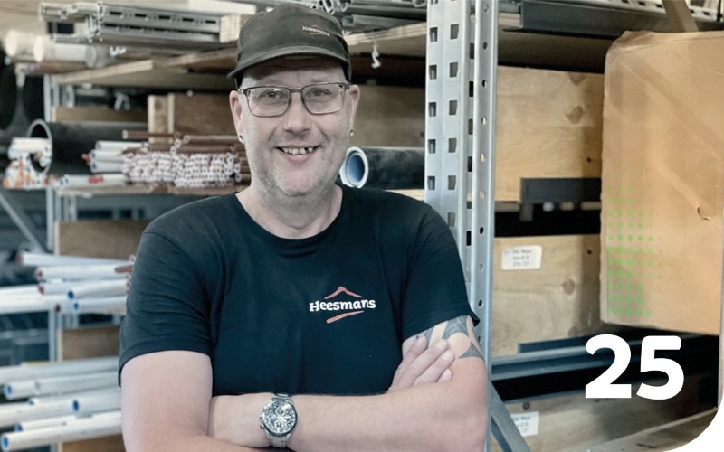 25 jaar geleden maakte Ad de overstap naar de installatietechniek. Vanaf dag één is Ad een loyale collega gebleken en een vertrouwd gezicht binnen Heesmans. Dat doet hij trouwens al die jaren met zijn maat Wim. Hoezo een iconisch Heesmans-duo? Minder bekend is dat Ad een ware virtuoos op de gitaar is. We dagen ‘Addie van Halen’ graag uit om zijn kunsten een keer tijdens een vrijdagmiddagborrel te showen. Addie; ga zo door en op naar het volgende jubileum!