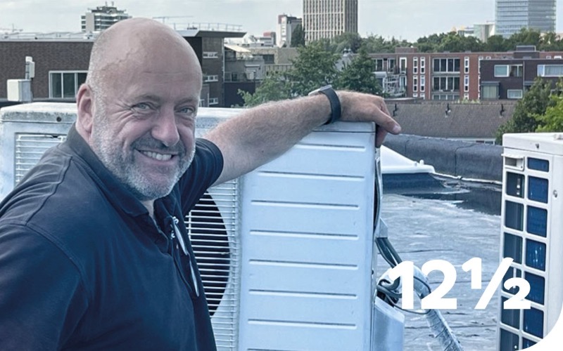 12,5 jaar geleden kwam de man met de vele bijnamen oftewel ‘Ome Roland’ oftewel ‘d’n Tak’ Heesmans versterken. Met een ruime ervaring in zowel elektro als op koeltechnisch vlak, was hij meteen een fijne aanwinst voor onze serviceafdeling. Dat hij een echt bourgondisch gezelligheidsdier is zal iedere collega meteen beamen. Elke ochtend stipt om 7.15 uur wordt het complete servicekantoor meegenomen in wat er de avond ervoor is gegeten. Eén van zijn vaste ingrediënten verklappen we graag; het begint met de ‘k’ en eindigt op ‘noflook’. Maar we zouden Roland geen eer aandoen als we alleen over zijn bourgondische inslag zouden applaudisseren. Boven alles is hij een kundig vakman en een collega waar we op kunnen bouwen. Roland; ga zo door en op naar het volgende jubileum!
