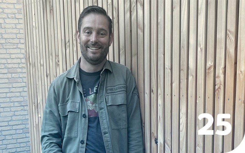 Lang, lang geleden kwam er vanuit het Lieshoutse een menneke stagelopen bij Heesmans. Na zijn stage kreeg hij een vast contract en dat bleek de start van een mooie inmiddels 25 jaar durende carrière. Vandaag de dag is Edwin projectleider en komt hij het beste tot zijn recht op grote en complexe utiliteitsprojecten. Iets aan het toeval overlaten zit er bij hem niet in. Zijn nauwkeurigheid en tot-achter-de-komma-precisie is wat hem zo sterk maakt. En ja, er zijn meer dan genoeg momenten dat 10 woorden zouden volstaan in plaats van de door hem gebruikte 20, maar hij zorgt met zijn ‘talige’ werkwijze wel dat complexe technische vraagstukken naar ieders tevredenheid worden opgelost. En daar gaat het om. Ed, Edd en Eddy; op naar het volgende jubileum!