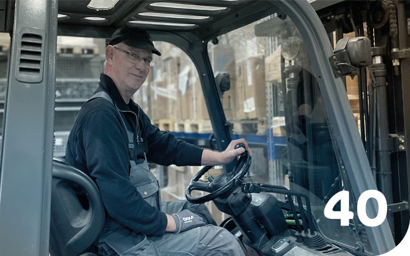 D’n Dekker is een begrip binnen Heesmans. Deze rasechte verwarmingsmonteur is zijn loopbaan 40 jaar geleden bij Heesmans begonnen. Niet alleen heeft hij de groei van Heesmans van dichtbij meegemaakt, hij heeft er zelf ook aan bijgedragen. Behalve dat hij kundig is met zijn handen, zorgt hij er ook voor dat het geen moment stil is in de keet.
Vroeger was deze familieman meteen herkenbaar aan zijn typische mutsje, totdat zijn vrouw Gerrie het tijd vond voor een hippe Heesmans pet. Ondanks alles wat hij tijdens zijn loopbaan heeft meegemaakt, heeft hij zich altijd voor 100% ingezet en mogen wij daar nog steeds dagelijks van genieten.
Dit alles in combinatie met af en toe een bescheiden ‘grommetje’ en een lichte vorm van opbouwende kritiek, maakt D’n Dekker wie hij is; een vent om trots op te zijn! Sjonnie, zoals hij officieel 65 jaar geleden door zijn moeder is genoemd maar wij hem plechtig hebben beloofd dit aan niemand te verklappen :), op naar het volgende jubileum óf een tevreden pensioen!