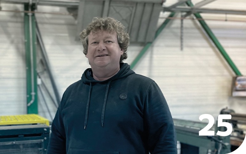 Teun van den Heuvel is behalve een rasechte Mierlonaar en gezelligheidsdier in de lokale kroegen ook een op en top zinkmonteur. Wij zijn dan ook trots dat hij al 25 jaar bij ons werkzaam is. In die 25 jaar heeft hij voor 40 jaar werk verzet. De avonden en de zaterdag zijn voor hem namelijk gewoon een deel van de werkweek.
Bakgoten, mastgoten, blank zink, Anthra zink, deklijsten, kilgoten, felsbanen, maatwerk, koperen hanen, dakkapellen en zelfs het bekleden van bloembakken. Hoe specialistischer, hoe leuker de uitdaging. Teun is bovendien de - terechte - winnaar van de Ir. Noordhofprijs (een prijs voor de beste vakmensen van de regio Brainport) waar hij medekandidaten van o.a. VDL en de DAF heeft verslagen. Kortom; een vakman die zijn ambacht meer dan verstaat!
Dat, plus de vele mooie verhalen over de maandagochtenden die wat zwaarder waren, het kwijt zijn van de werkbus, het aantrekken van een baard en mijter op 5 december voor de kids van collega’s, zijn totale gebrek aan hoogtevrees en mede kartrekker van de PV van Heesmans, maken van Teun de unieke en kleurrijke collega die hij is.
Teuntje, maat; op naar het volgende jubileum!